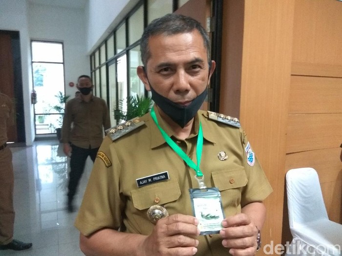 Wali Kota Bandung Ajay pakai kalung antivirus