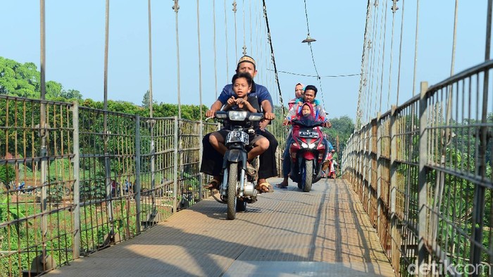 Warga Depok, Yuk Pakai Masker Supaya Aman dan Bebas Denda Pemkot Depok menggencarkan gerakan kampanye bermasker untuk mencegah penyebarluasan COVID-19. Jika tak menggunakan masker maka dikenakan denda Rp 50 ribu.