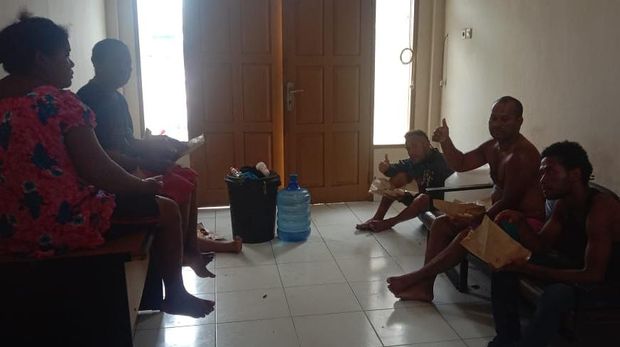 warga papua nugini yang terombang-ambing di laut, ilustrasi perahu tenggelam