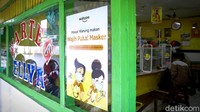 Salah satu protokol kesehatan yang wajib diterapkan oleh warga yang hendak makan di warung tersebut adalah mengenakan masker.