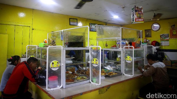 Warteg di Jakarta Perketat Protokol Kesehatan Sejumlah protokol kesehatan diterapkan guna mencegah COVID-19. Penerapan protokol kesehatan itu salah satunya juga dilakukan di tempat makan seperti warteg.