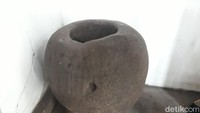 Selain Watu Gilang, ada pula Watu Genthong. Batu cekungan yang berwarna hitam itu biasa digunakan Ki Juru Martani, Patih Panembahan Senopati untuk minum dan berwudhu. Hingga saat ini kondisi Watu Genthong masih utuh. (Kristina/detikcom)