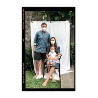 Foto-foto Zalina yang diambil dan diunggah oleh Raisa dan Hamish tak pernah memperlihatkan dengan jelas paras sang putri. Seperti dalam foto ini, wajah Zalina tampak tertutup masker yang ia gunakan. Foto: Instagram