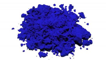 Ini adalah warna synthetic ultramarine. Biru tapi sedikit neon gitu ya, detikers. (Wikipedia via Interesting Engineering)