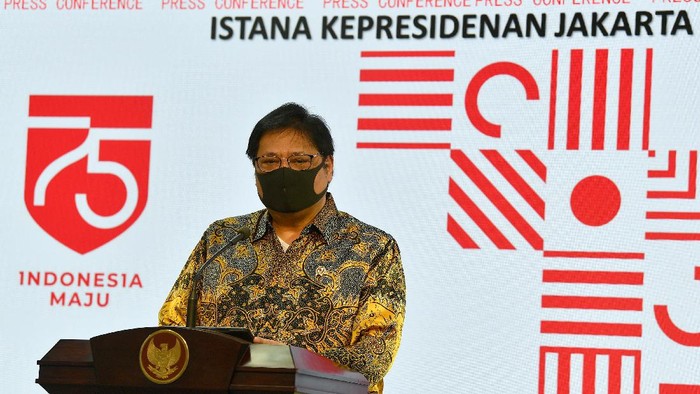 Menko Perekonomian Airlangga Hartarto menyampaikan keterangan pers usai bertemu Presiden Joko Widodo di Kantor Presiden, Jakarta, Senin (20/7/2020). Presiden Joko Widodo telah menandatangani Peraturan Pemerintah (PP) tentang Penanganan COVID-19 dan Pemulihan Ekonomi Nasional yang di dalamnya mengatur pembentukan tim penanganan COVID-19 dan pemulihan ekonomi. ANTARA FOTO/Sigid Kurniawan/POOL/wsj.