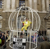 Desainer yang dijuluki Queen of Punk itu diketahui telah beberapa kali ikut serta dalam aksi membebaskan Julian Assange yang kini ditahan di penjara Inggris. AP Photo/Matt Dunham