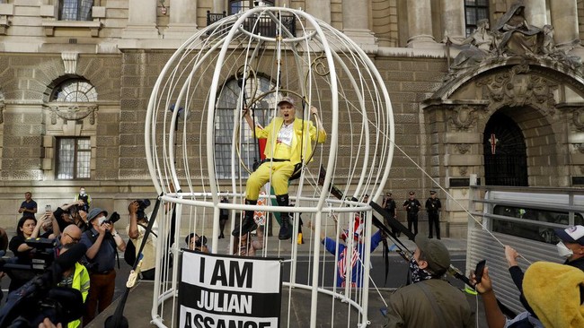 Desainer yang dijuluki Queen of Punk itu diketahui telah beberapa kali ikut serta dalam aksi membebaskan Julian Assange yang kini ditahan di penjara Inggris. AP Photo/Matt Dunham