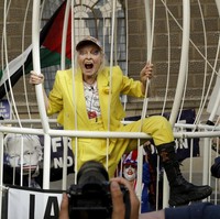 Nama Vivienne Westwood sendiri tak hanya dikenal sebagai seorang desainer fashion. Wanita berusia 79 tahun itu juga dikenal sebagai seorang aktivis sosial dan lingkungan hidup. AP Photo/Matt Dunham