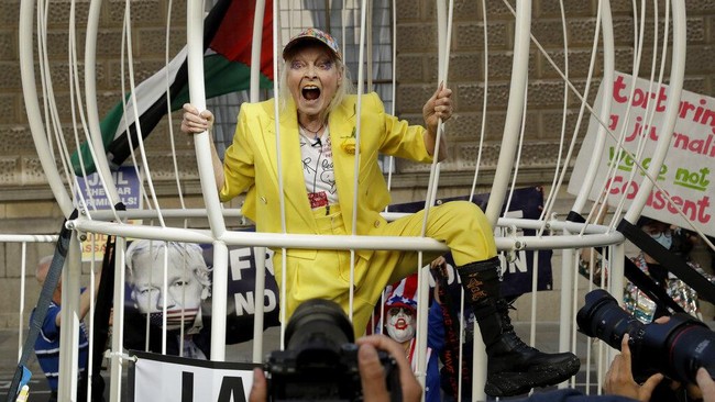 Nama Vivienne Westwood sendiri tak hanya dikenal sebagai seorang desainer fashion. Wanita berusia 79 tahun itu juga dikenal sebagai seorang aktivis sosial dan lingkungan hidup. AP Photo/Matt Dunham