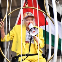 Dalam aksinya di depan Pengadilan Old Bailey, London, Westwood tampak mengenakan setelan berwarna kuning dan tampak duduk di ayunan yang berada di dalam sebuah sangkar raksasa. Dalam aksi tersebut, Westwood bersama sejumlah demonstran lainnya menolak ekstradisi pendiri WikiLeaks, Julian Assange ke Amerika Serikat. Getty Images/Gareth Cattermole.
