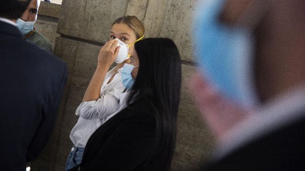 Supermodel Israeli Bar Refaeli memakai masker saat hadir di persidangan atas kasus pengindaran pajak, Tel Aviv, Israel, Senin (20/7/2020).
