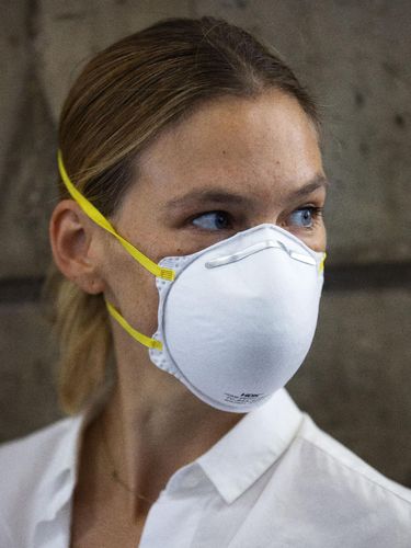 Supermodel Israeli Bar Refaeli memakai masker saat hadir di persidangan atas kasus pengindaran pajak, Tel Aviv, Israel, Senin (20/7/2020).
