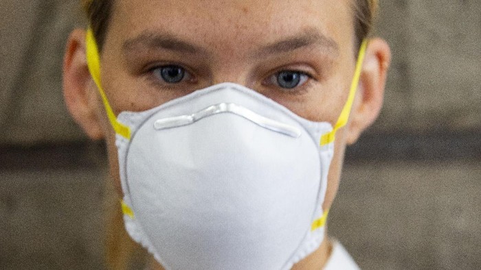 Supermodel Israeli Bar Refaeli memakai masker saat hadir di persidangan atas kasus pengindaran pajak, Tel Aviv, Israel, Senin (20/7/2020).