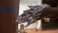Langkah-langkah tersebut berupa panduan tentang teknik mencuci tangan yang baik, jarak fisik (physical distancing) dan penggunaan masker. UNICEF juga mendistribusikan alat cuci tangan dan sabun ke sejumlah tempat.