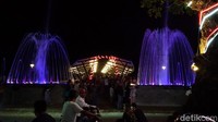 Resto masakan laut berderet dengan berbagai desain tempat makan di bagian belakang resto atau di bibir pantai. Ada yang berkonsep tradisional berupa saung-saung atau tempat duduk terbuka ala Bali.