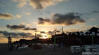 Namun suasana tepi pantai Pangandaran yang sepi di malam hari justru menjadi daya tarik tersendiri. Menikmati malam di pinggir pantai yang sepi, bisa memberikan kita ruang untuk berkontemplasi. 