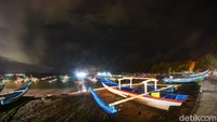 Merasakan angin laut dan debur ombak yang berkejaran. Diujung pandangan latar hitam malam, berhias kelap-kelip lampu perahu nelayan. Jika suasana ini yang dibutuhkan maka spotnya ada di pantai timur dan pantai barat.