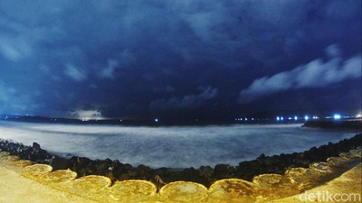 Begini Pesona Pantai Pangandaran di Malam Hari
