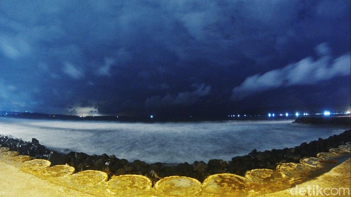 Begini Pesona Pantai Pangandaran di Malam Hari Menikmati suasana pantai tak melulu sunset dan sunrise saja. Pada malam hari pun pantai masih bisa menjadi tempat yang asyik untuk disinggahi.