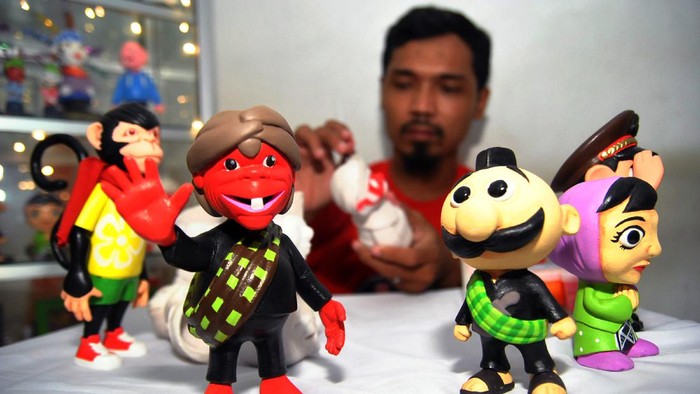 Perajin mengerjakan pembuatan boneka maskot daerah dan tokoh pewayangan di workshop Choco-01, Rusunawa Cibuluh, Kota Bogor, Jawa Barat, Senin (20/7/2020). Kerajinan boneka maskot daerah dan tokoh pewayangan dari bahan clay dan resin tersebut kembali berproduksi setelah empat bulan terhenti akibat terdampak pandemi COVID-19 dengan pemasaran melalui sosial media ke wilayah Jabodetabek, Jambi, Riau, Kalimantan hingga mancanegara seperti Jerman. ANTARA FOTO/Arif Firmansyah/hp.