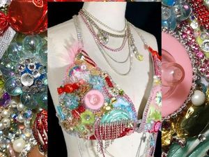 Nicki Minaj Umumkan Kehamilan Pakai Bra Unik, Dihiasi Dot dan Swarovski