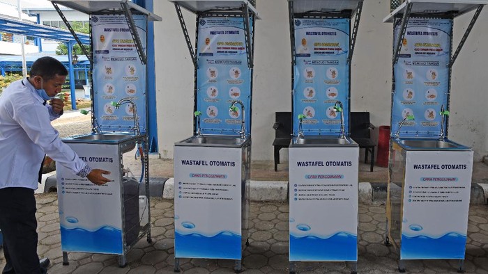 Sejumlah wastafel otomatis bertenaga surya ditampilkan di Serang, Banten. Wastafel canggih itu nantinya akan disebar di sejumlah ruang publik guna cegah Corona.
