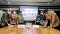 Chandra Asri menerima pinjaman pembiayaan senilai USD195 juta atau setara Rp 2,9 triliun dari Bank DBS melalui platform digital DBS IDEAL dalam bentuk Trade Financing dan Revolving Credit Facility (RCF) untuk mendukung kebutuhan modal kerja perseroan dalam memenuhi permintaan bahan baku domestik, transformasi digital dalam rangka penerapan industri 4.0, serta menopang pertumbuhan industri hilir petrokimia nasional.