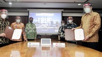 Direktur Keuangan PT Chandra Asri Petrochemical (Chandra Asri) Andre Khor, Direktur Komersial Fransiskus Ruly Aryawan, Direktur SDM dan Sekretaris Perusahaan Suryandi bersama Corporate Banking Director PT Bank DBS Indonesia Kunardy Lie, Executive Director Institutional Banking Group (IBG) PT Bank DBS Indonesia, Heru Gautama Hatman, SVP IBG PT Bank DBS Indonesia, Reni Arfiani Astuti, usai menandatangani MoU fasilitas pembiayaan di Jakarta.
