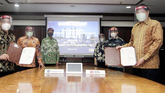 Chandra Asri menerima pinjaman pembiayaan senilai USD195 juta atau Rp 2,9 T dari Bank DBS. Pembiayaan ini untuk mendukung kebutuhan modal kerja.