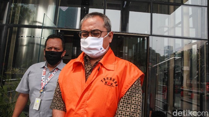 Eks Ketua DPRD Jambi Cornelis Buston menjalani pemeriksaan lanjutan terkait kasus dugaan suap pengesahan APBD 2017-2018 di Gedung KPK, Jakarta, Selasa (21/7/2020).