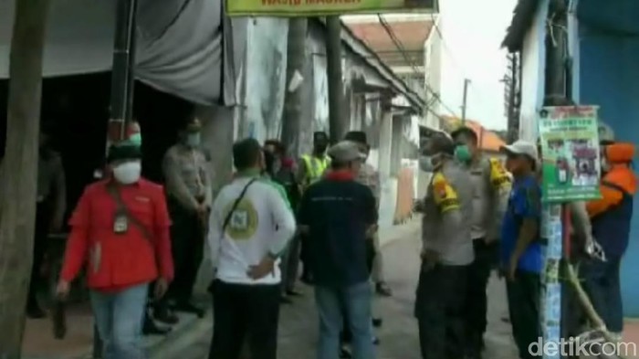 Warga Kelurahan Wonocolo, Kecamatan Taman bisa bernapas lega. Wilayah klaster penyebaran COVID-19 di Sidoarjo itu kini sudah menjadi zona hijau.
