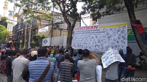 demo pembangunan rumah sakit di surabaya