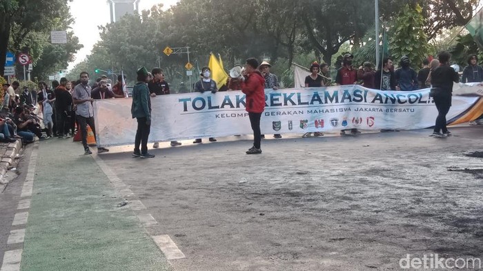 Demo tolak reklamasi Ancol di depan Balai Kota DKI Jakarta.