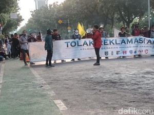 Video Massa Aksi Tolak Reklamasi Ancol Bakar Ban di Depan Balkot DKI