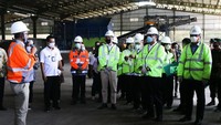 Direktur Manufaktur SBI Lilik Unggul Raharjo menjelaskan operasional pengolahan sampah kepada Menteri Koordinator Bidang Kemaritiman dan Investasi, Luhut Binsar Pandjaitan.