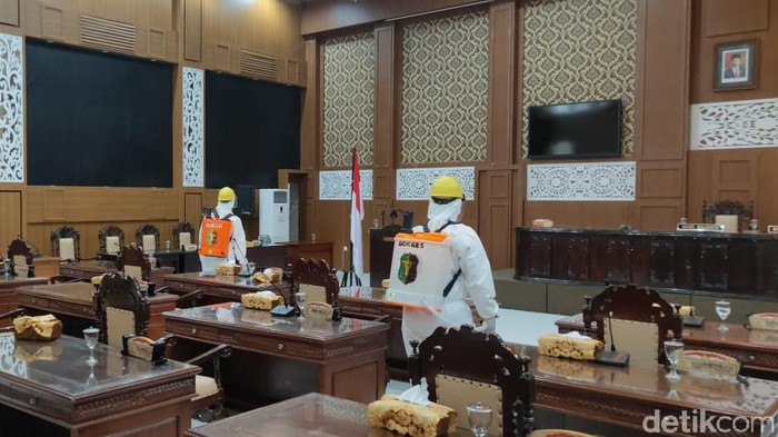 Petugas gabungan Satgas COVID-19 Kota Probolinggo melakukan penyemprotan disinfektan di kantor DPRD. Itu dilakukan setelah kantor tersebut di-lockdown selama 14 hari ke depan.