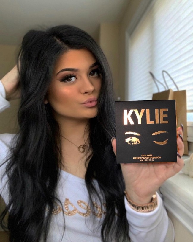 Banyak orang yang mengambil foto saya tanpa bertanya, atau asisten toko di mall akan mengatakan astaga, saya dan teman kerja saya baru saja mengatakan apakah itu Kylie Jenner?, ungkap Gabriella. Foto: Instagram @gabywaters23