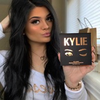 Banyak orang yang mengambil foto saya tanpa bertanya, atau asisten toko di mall akan mengatakan astaga, saya dan teman kerja saya baru saja mengatakan apakah itu Kylie Jenner?, ungkap Gabriella. Foto: Instagram @gabywaters23