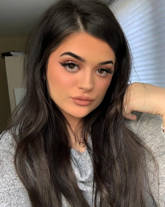 Gabriella mengaku kebanyakan orang mengatakan bahwa jika dilihat sekilas dirinya benar-benar terlihat menyerupai Kylie Jenner. Tentu saja hal itu sempat membuatnya merasa aneh karena selalu saja ada orang asing yang tiba-tiba menghentikannya atau berteriak ketika melihatnya di jalan karena mengira bahwa dia adalah Kylie Jenner. Foto: Instagram @gabywaters23