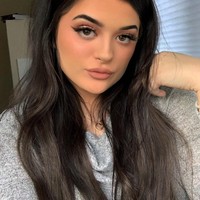 Gabriella mengaku kebanyakan orang mengatakan bahwa jika dilihat sekilas dirinya benar-benar terlihat menyerupai Kylie Jenner. Tentu saja hal itu sempat membuatnya merasa aneh karena selalu saja ada orang asing yang tiba-tiba menghentikannya atau berteriak ketika melihatnya di jalan karena mengira bahwa dia adalah Kylie Jenner. Foto: Instagram @gabywaters23