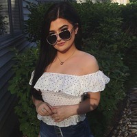 Karena kemiripannya dengan Kylie Jenner, Gabriella kini sudah berhasil memiliki lebih dari 48.3 ribu pengikut di Instagram. Dalam beberapa tahun terakhir ini dirinya juga telah bekerjasama dengan perusahaan-perusahaan seperti Fashion Nova dan PrettyLittleThing. Foto: Instagram @gabywaters23