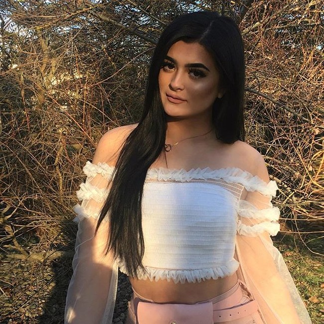 Gabriella juga mengungkapkan bahwa disandingkan dengan Kylie Jenner tidak selalu membuatnya merasa nyaman. Terkadang dia juga mendapat komentar kebencian di media sosial yang mengatakan bahwa bibirnya terlalu kecil dan bokongnya lebih rata dibandingkan Kylie. Walaupun demikian Gabriella hingga saat ini belum pernah melakukan filler bibir karena menurutnya orangtuanya tidak akan setuju. Foto: Instagram @gabywaters23