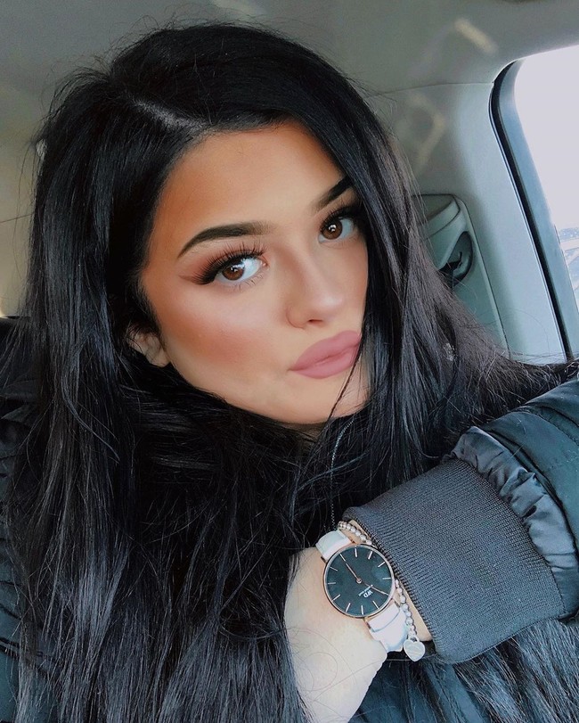 Gabriella Waters adalah seorang wanita yang disebut-sebut memiliki kemiripan dengan Kylie Jenner. Gabriella mengaku banyak netizen yang sering mengirimkannya pesan atau komentar di media sosial yang mengatakan bahwa dirinya sangat mirip dengan ibu dari Stormi Jenner. Foto: Instagram @gabywaters23