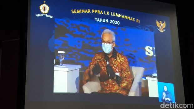 Gubernur Jawa Tengah Ganjar Pranowo dalam Seminar Nasional PPRA LX bertajuk 'Nasionalisme di Tengah Tantangan Pandemi COVID-19 dalam Menyongsong Indonesia Emas' di Gedung Astra Gatra Lemhannas RI, Jalan Medan Merdeka Selatan, Jakpus, Selasa (21/7/2020).