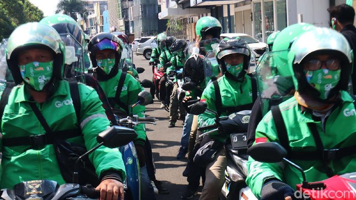 Aplikator ojek online Grab Bike hari ini, beroperasi kembali di Kota Bandung, Jawa Barat. Sebelum narik penumpang kembali, bertempat di Kantor Grab Bandung, Ruko Paskal, Kota Bandung, puluhan driver Grab Bike menjalani rapid test.