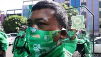 Kini driver Grab Bike kembali beroperasi dengan menerapkan protokol kesehatan, salah satunya memakai masker.