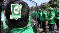 Mereka juga memasang sekat pelindung antara pengemudi dan penumpang.