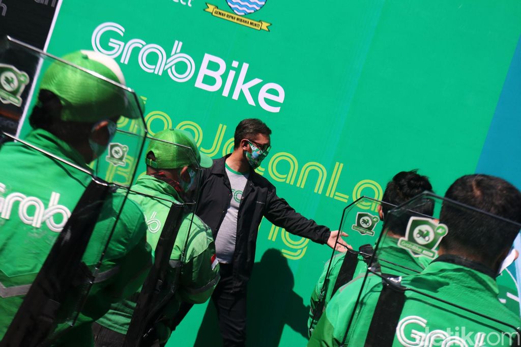 Aplikator ojek online Grab Bike hari ini, beroperasi kembali di Kota Bandung, Jawa Barat. Sebelum narik penumpang kembali, bertempat di Kantor Grab Bandung, Ruko Paskal, Kota Bandung, puluhan driver Grab Bike menjalani rapid test.