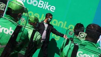 Sekat pembatas antara dirver dan penumpang ini untuk meminimalisir kontak fisik di atas motor.