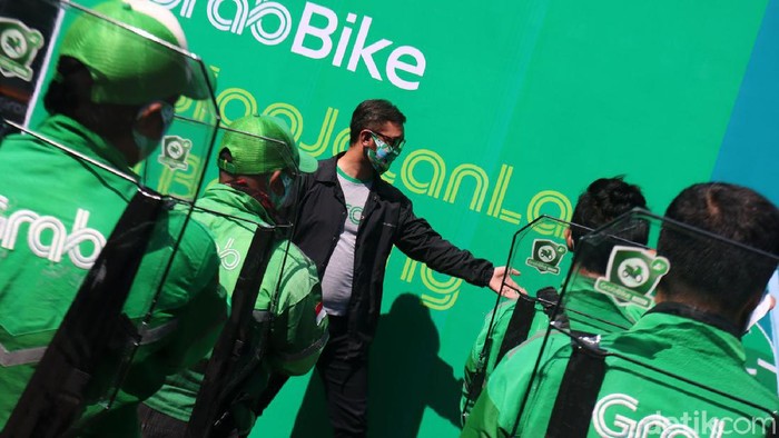 Aplikator ojek online Grab Bike hari ini, beroperasi kembali di Kota Bandung, Jawa Barat. Sebelum narik penumpang kembali, bertempat di Kantor Grab Bandung, Ruko Paskal, Kota Bandung, puluhan driver Grab Bike menjalani rapid test.